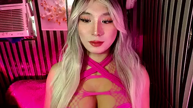 UrhotlucyTS online show from April 7, 2026, 6:04 am