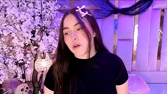 HannaCollins  online show from November 10, 2025, 1:05 pm