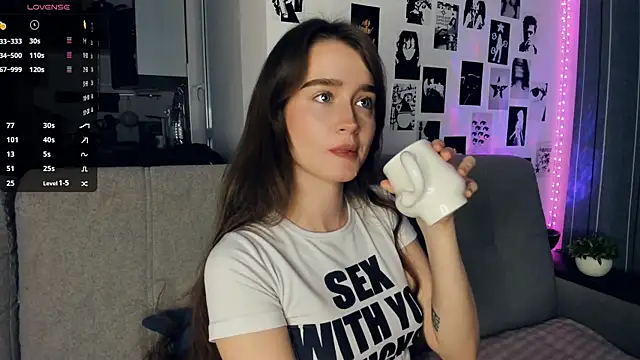 lovelyalivia online show from November 27, 2025, 9:21 am