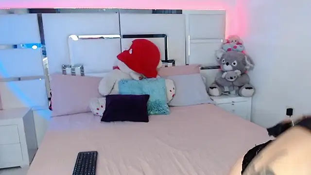 ElektraRous online show from November 16, 2025, 5:17 pm