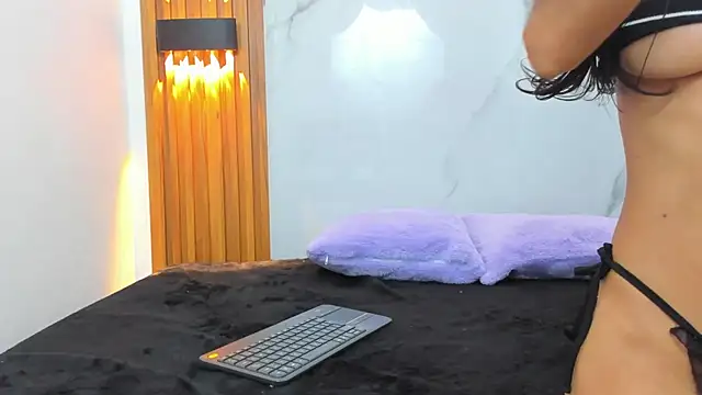 Snapshot of IsabellaMonet chatting on November 11, 2025, 11:05 am IsabellaMonet online show from November 11, 2025, 11:05 am