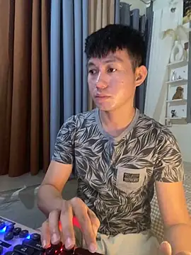 xshyboyx online show from December 17, 2025, 6:18 am