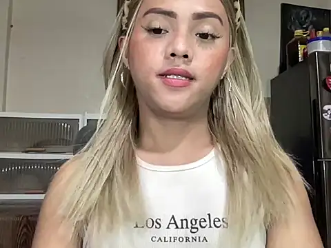 Snapshot of calimonroe chatting on February 23, 2026, 10:32 pm calimonroe online show from February 23, 2026, 10:32 pm