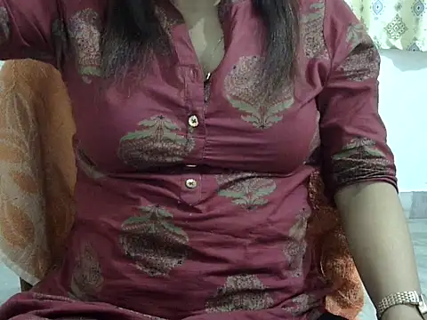 Snapshot of CHAMELI4747 chatting on February 4, 2026, 10:21 am CHAMELI4747 online show from February 4, 2026, 10:21 am