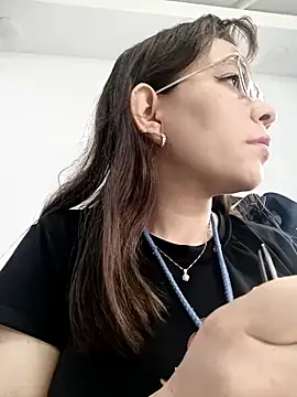 Snapshot of Isabella5_Brown_ chatting on October 3, 2025, 5:03 pm Isabella5 Brown online show from October 3, 2025, 5:03 pm