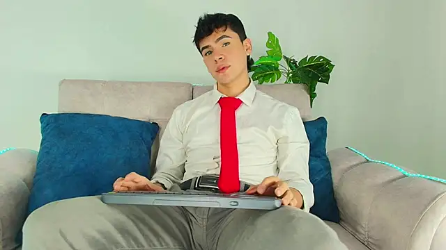 CamiiGuzmanX online show from October 1, 2025, 8:02 pm