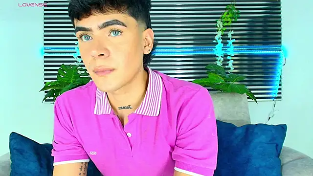 CamiiGuzmanX online show from December 19, 2025, 8:44 pm