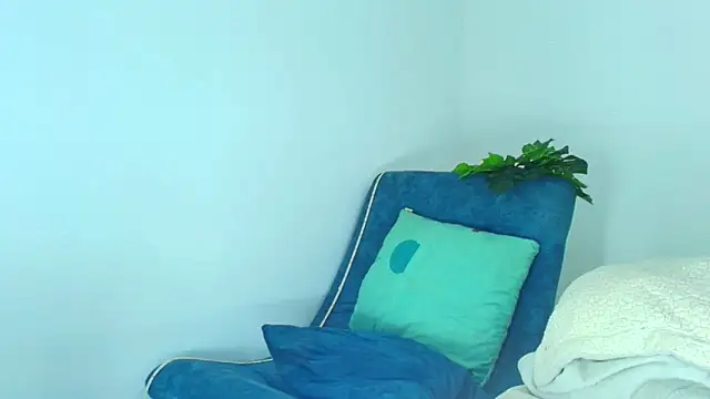 CamiiGuzmanX online show from November 12, 2025, 9:40 pm