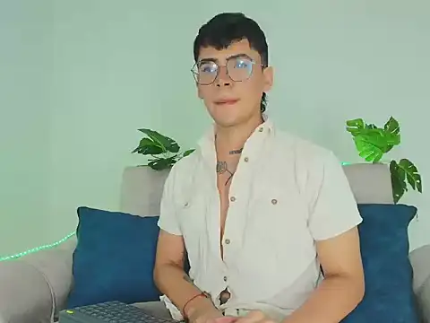 CamiiGuzmanX online show from September 16, 2025, 5:36 pm