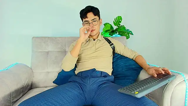 CamiiGuzmanX online show from September 24, 2025, 7:53 pm