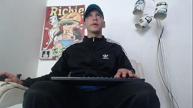 Snapshot of Thomasjons_ chatting on February 5, 2026, 6:37 pm Thomasjons online show from February 5, 2026, 6:37 pm