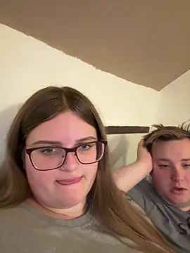 Snapshot of CurvyPaar2 chatting on February 3, 2026, 8:03 pm CurvyPaar2 online show from February 3, 2026, 8:03 pm