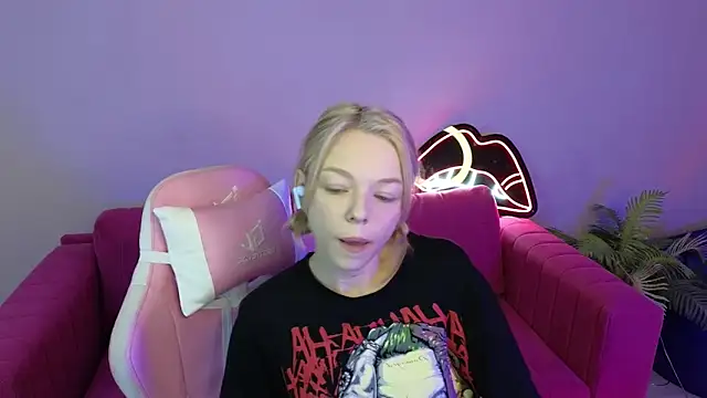 Snapshot of MillaHolt chatting on September 13, 2025, 1:38 am MillaHolt online show from September 13, 2025, 1:38 am