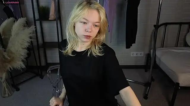 Snapshot of MillaHolt chatting on October 1, 2025, 1:33 am MillaHolt online show from October 1, 2025, 1:33 am