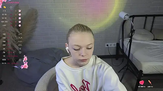 Snapshot of MillaHolt chatting on September 17, 2025, 8:27 am MillaHolt online show from September 17, 2025, 8:27 am