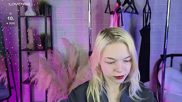 Snapshot of MillaHolt chatting on November 10, 2025, 8:19 am MillaHolt online show from November 10, 2025, 8:19 am