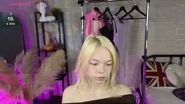 Snapshot of MillaHolt chatting on October 22, 2025, 8:47 am MillaHolt online show from October 22, 2025, 8:47 am