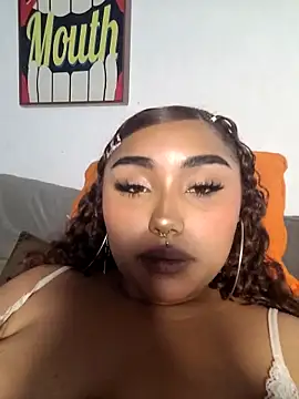 Snapshot of Honeyyy_Brown chatting on October 3, 2025, 8:32 pm Honeyyy Brown online show from October 3, 2025, 8:32 pm