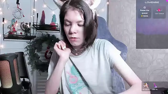 Snapshot of aestheticbeing chatting on December 20, 2025, 7:33 am aestheticbeing online show from December 20, 2025, 7:33 am