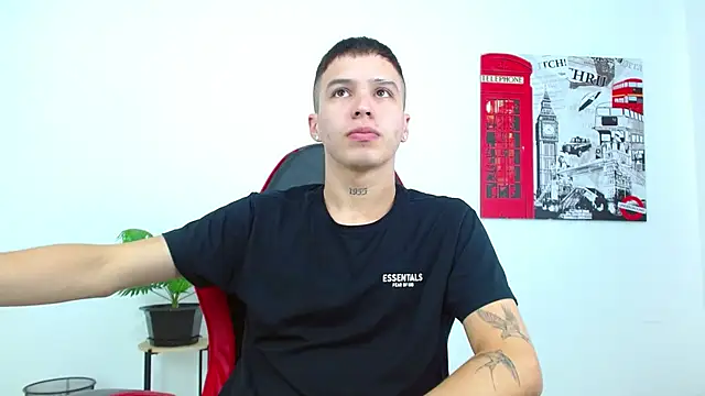 Cumandres18 online show from December 2, 2025, 2:19 pm