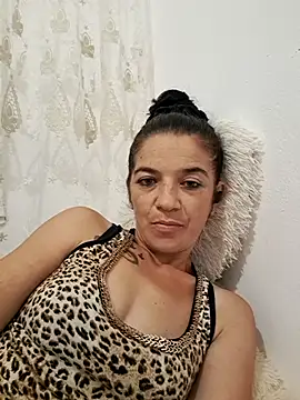 alinaalinutzq online show from September 23, 2025, 6:04 pm