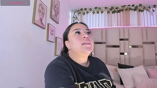 Zoey thompson online show from November 20, 2025, 7:47 pm