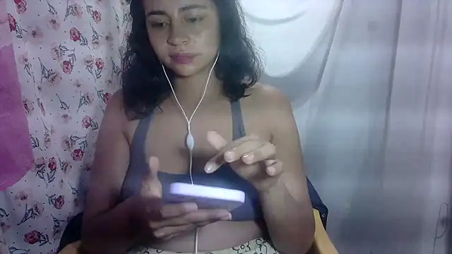 Anabelhotxx16 online show from November 3, 2025, 4:50 am