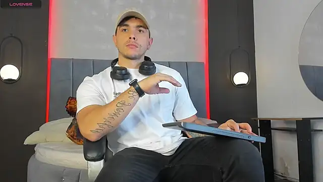 Liam walk  online show from February 12, 2026, 9:03 pm