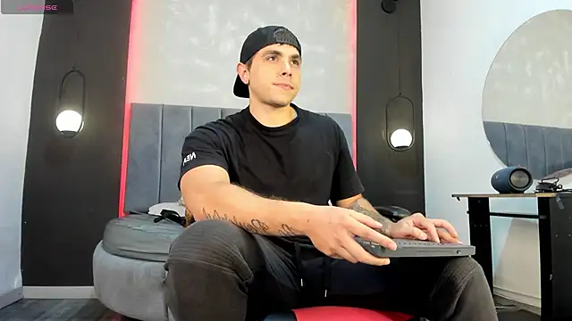 Liam walk  online show from September 19, 2025, 10:47 pm