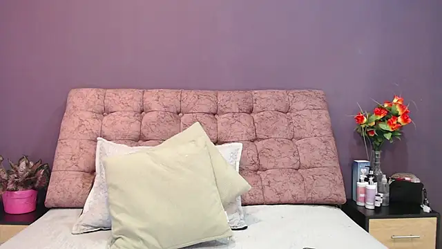 KateWelsin online show from November 5, 2025, 8:45 pm