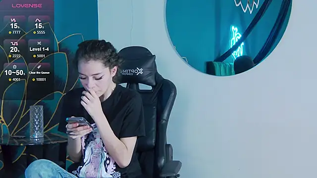 RavennMoonn online show from September 13, 2025, 7:47 pm