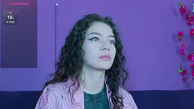 RavennMoonn online show from September 16, 2025, 7:59 pm