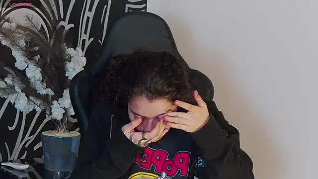 RavennMoonn online show from October 11, 2025, 9:05 pm