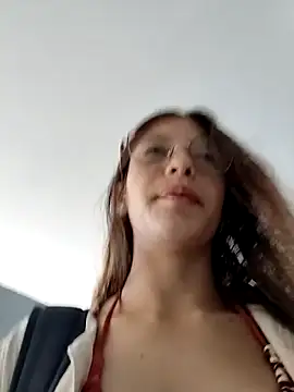 Tiiana online show from December 18, 2025, 5:28 pm