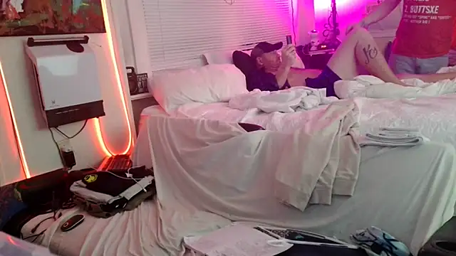 Snapshot of Luv2SuckBWC92 chatting on November 12, 2025, 8:07 am Luv2SuckBWC92 online show from November 12, 2025, 8:07 am