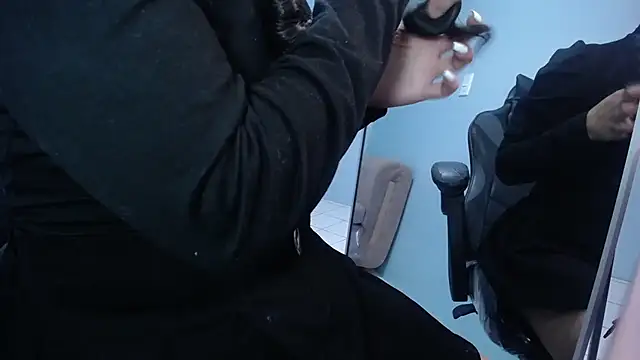 victoria hernandez t  online show from November 19, 2025, 1:11 pm