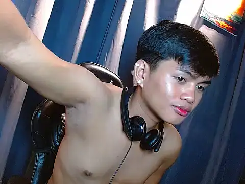 Snapshot of Alexx_143 chatting on December 14, 2025, 9:04 am Alexx 143 online show from December 14, 2025, 9:04 am