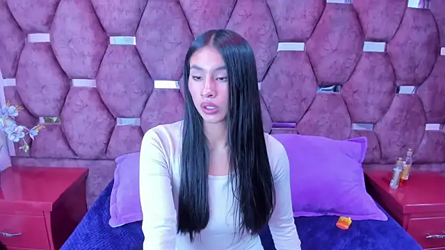 Miaa Davis  online show from December 18, 2025, 2:38 am