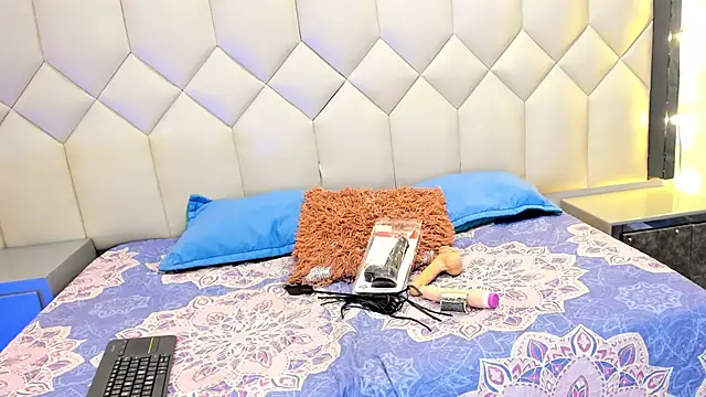 CloeyGraweing online show from October 11, 2025, 4:08 pm