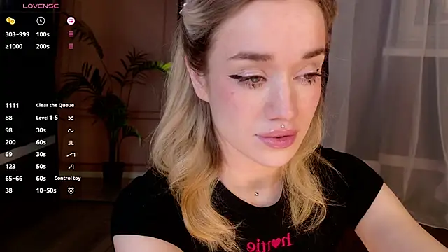 Snapshot of DiscoPotato chatting on November 18, 2025, 2:53 pm DiscoPotato online show from November 18, 2025, 2:53 pm