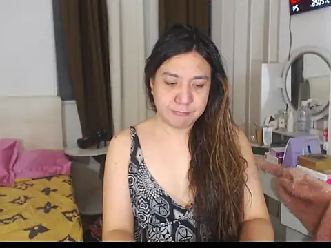 stellahugeX online show from May 25, 2026, 5:11 pm