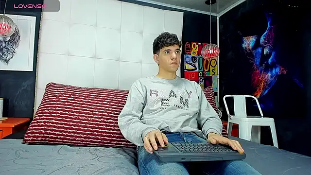 Matteo12  online show from September 13, 2025, 4:01 am