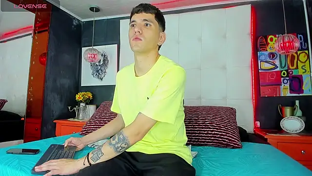 Matteo12  online show from October 1, 2025, 9:40 pm