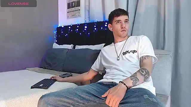 Matteo12  online show from November 20, 2025, 4:46 am