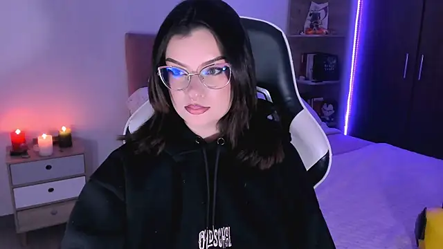 OphelianaRose33 online show from October 18, 2025, 10:23 pm