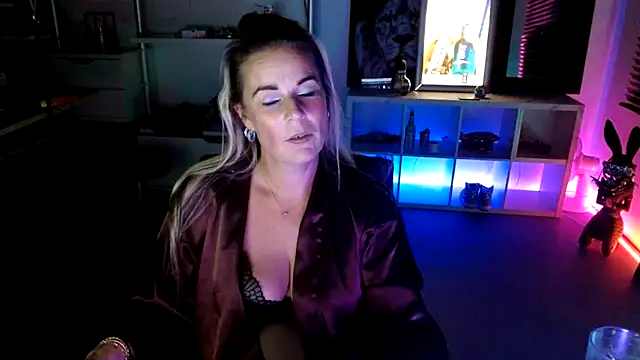 Mrs-Aurora online show from October 18, 2025, 8:44 pm