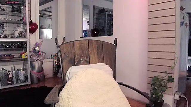 xinamora online show from November 2, 2025, 5:07 pm