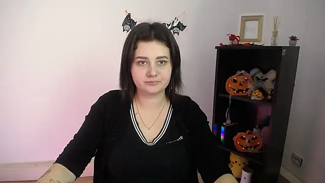 Katrin kiss  online show from November 11, 2025, 1:28 pm