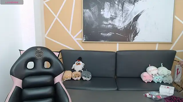 olivia russo  online show from November 30, 2025, 1:12 pm