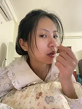 Lil-Gi online show from November 28, 2025, 3:23 pm